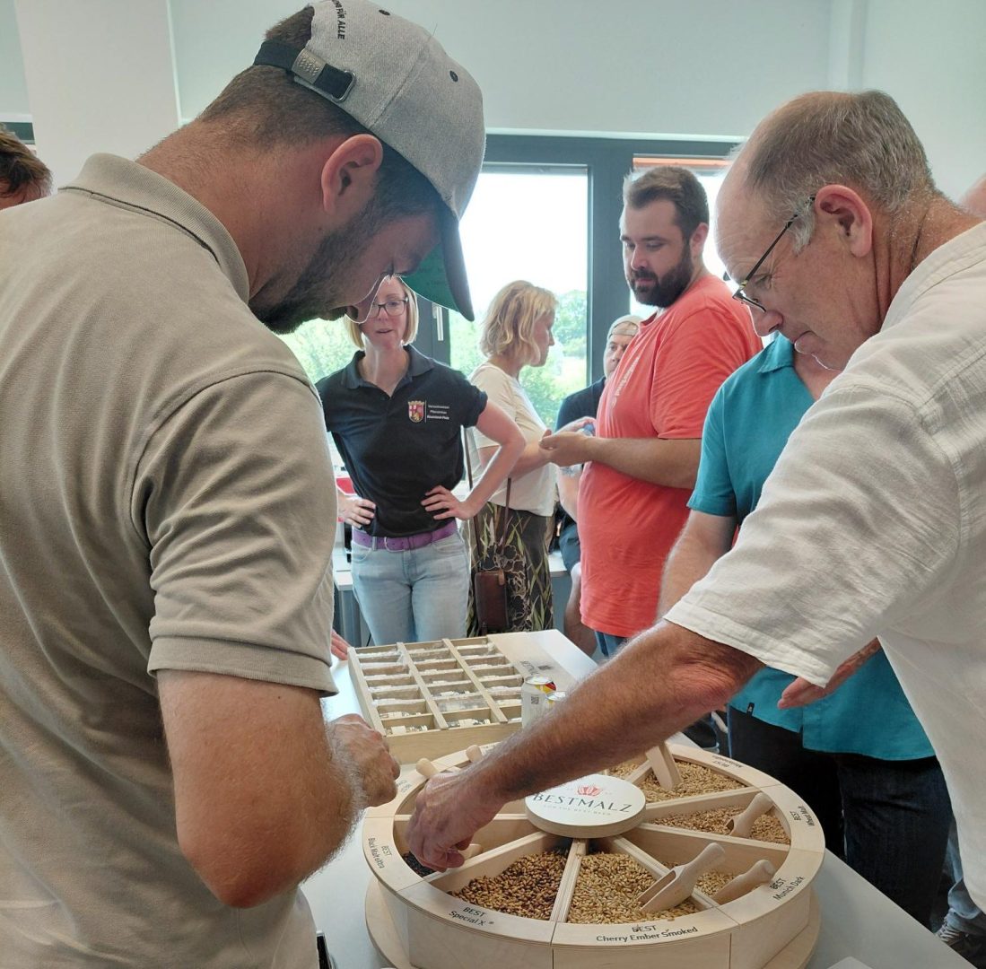 Teilnehmende der Braugersten-Rundfahrt beim Malztasting