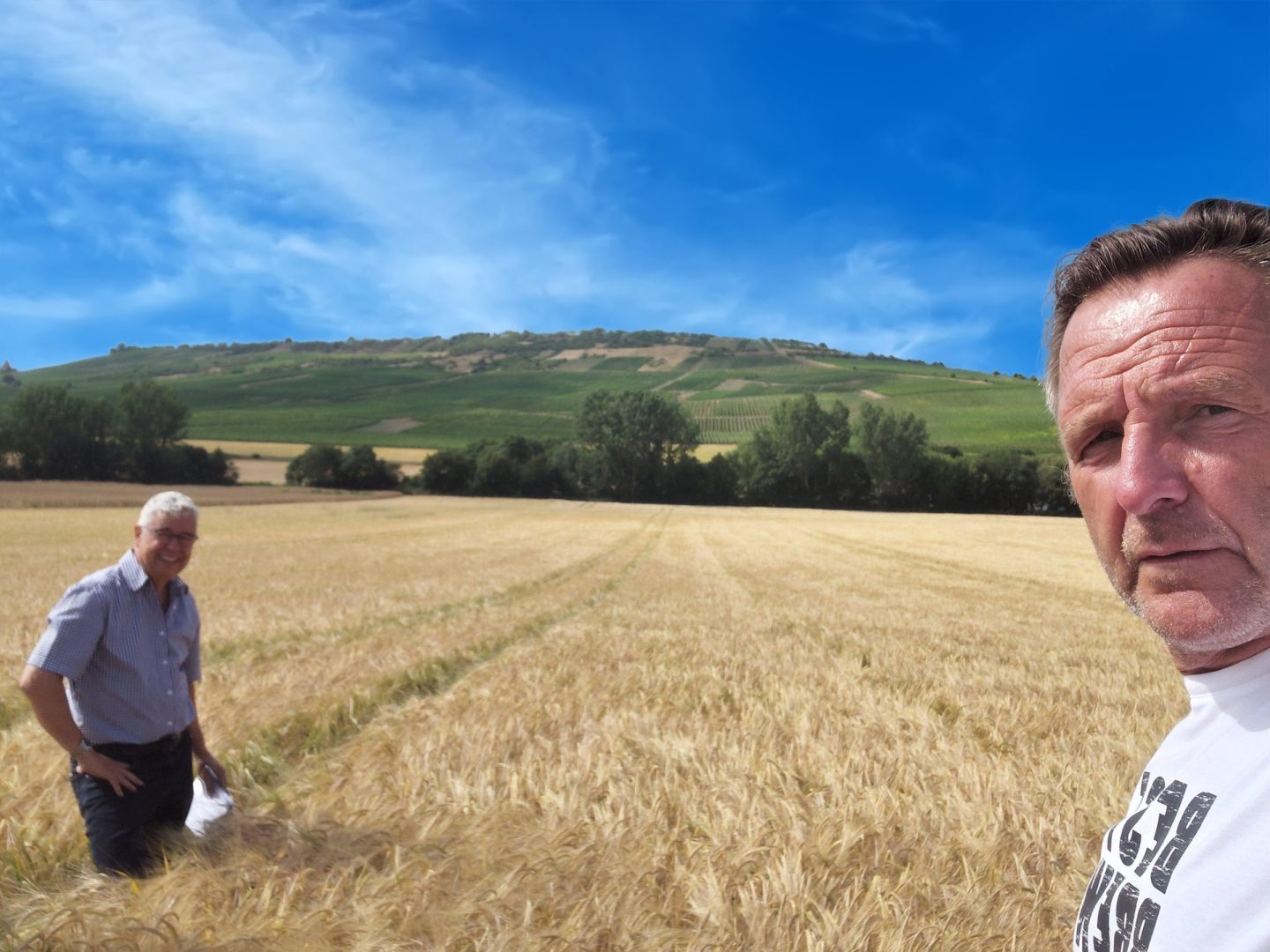 Dirk Schneider auf einem Feld mit Alexis-Gerste