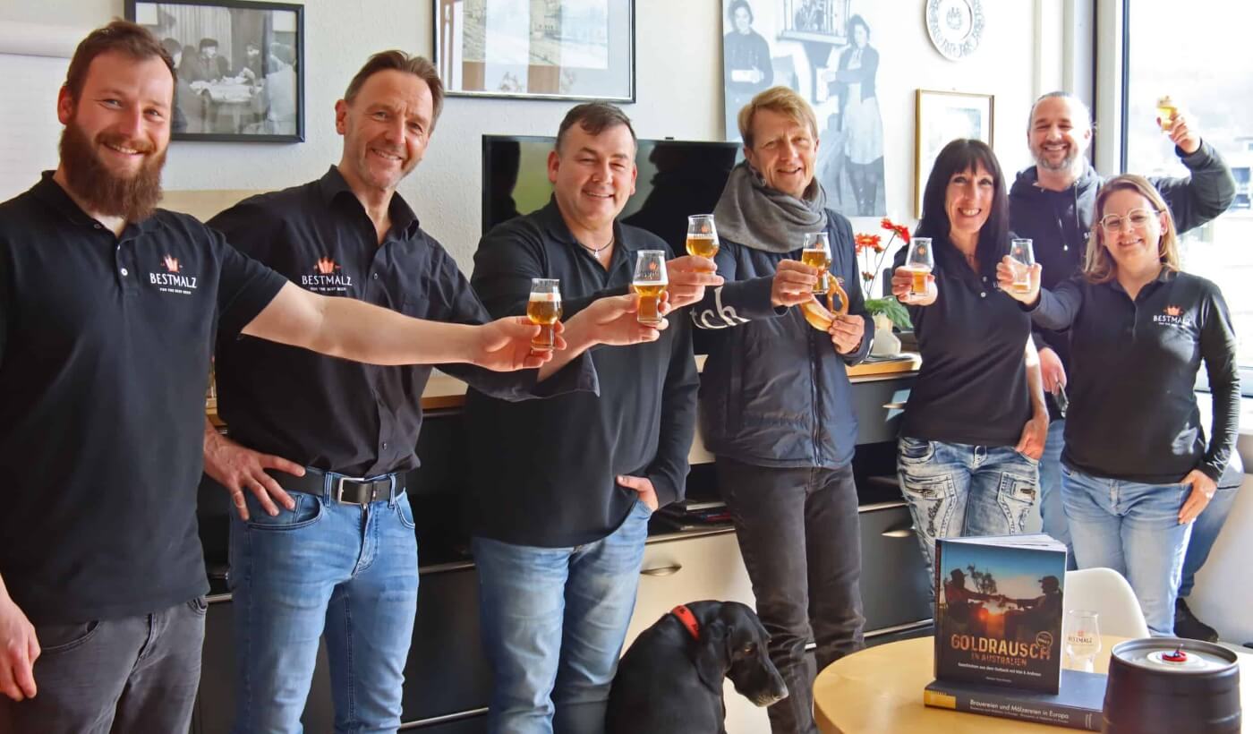 Bestmalz Team probiert DMAX-Goldnugget-Bier